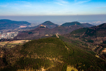 Photographie aérienne de Le château de Trifels vu de l'ouest à le quartier Bindersbach in Annweiler am Trifels dans le département Rhénanie-Palatinat, Allemagne