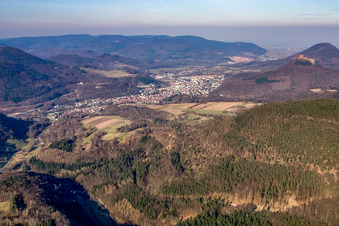Vue aérienne de De l'ouest à Annweiler am Trifels dans le département Rhénanie-Palatinat, Allemagne