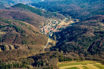 Vue aérienne de Vue du village depuis le nord-ouest à Waldrohrbach dans le département Rhénanie-Palatinat, Allemagne