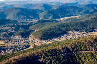 Vue aérienne de Vue du village depuis le sud-est à Spirkelbach dans le département Rhénanie-Palatinat, Allemagne