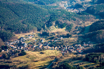 Vue aérienne de Vue du village depuis le nord à Schwanheim dans le département Rhénanie-Palatinat, Allemagne