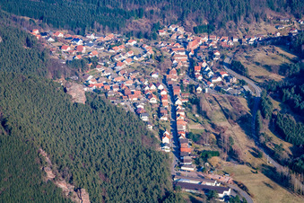 Vue aérienne de Vue du village depuis l'ouest à Lug dans le département Rhénanie-Palatinat, Allemagne