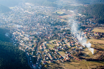 Vue aérienne de La ville de la chaussure à Hauenstein dans le département Rhénanie-Palatinat, Allemagne