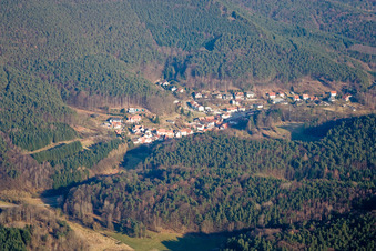 Vue aérienne de Vue sur le village à Darstein dans le département Rhénanie-Palatinat, Allemagne