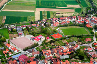 Vue aérienne de Terrains de sport du SV Kapellen-Drusweiler et salle Wasgau à le quartier Kapellen in Kapellen-Drusweiler dans le département Rhénanie-Palatinat, Allemagne