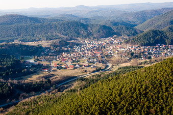 Vue aérienne de Vue sur le village à Erfweiler dans le département Rhénanie-Palatinat, Allemagne