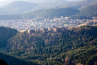 Vue aérienne de Ruine Ancienne-Dahn à Dahn dans le département Rhénanie-Palatinat, Allemagne