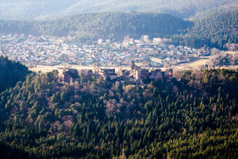 Vue aérienne de Ruines et vestiges des murs des anciens châteaux de Tannstein, Grafendahn et Altdahn à Dahn dans le département Rhénanie-Palatinat, Allemagne