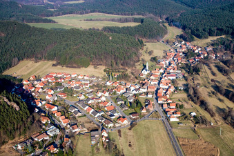 Vue aérienne de Vue du village depuis l'ouest à Schindhard dans le département Rhénanie-Palatinat, Allemagne