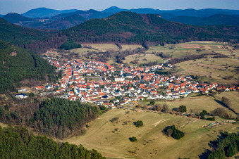 Vue aérienne de Vue du village depuis l'ouest à Busenberg dans le département Rhénanie-Palatinat, Allemagne