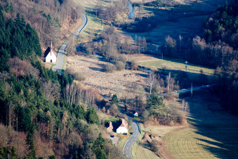 Vue aérienne de Chapelle Sainte-Anne dans le Wieslautertal vue de l'ouest à Niederschlettenbach dans le département Rhénanie-Palatinat, Allemagne