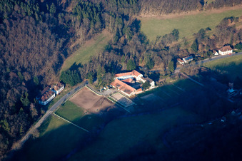 Vue aérienne de Ferme située à la frontière avec la France dans la vallée de Wieslauter à le quartier Sankt Germanshof in Bobenthal dans le département Rhénanie-Palatinat, Allemagne