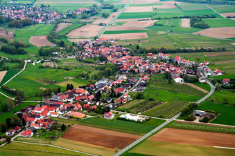 Vue aérienne de Ville vue de l'ouest à Oberhausen dans le département Rhénanie-Palatinat, Allemagne