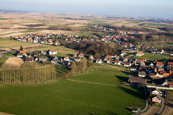 Riedseltz dans le département Bas Rhin, France du point de vue du drone