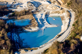 Vue aérienne de Terrain et zones de recouvrement de la mine de gravier à ciel ouvert de Riedseltz à le quartier Altenstadt in Wissembourg dans le département Bas Rhin, France