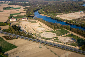 Vue aérienne de Ancien parc de stockage sur le Vieux Rhin à Jockgrim dans le département Rhénanie-Palatinat, Allemagne