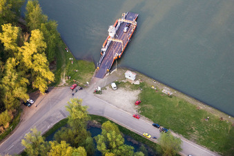 Vue aérienne de Ferry et poste d'amarrage du ferry rapide Leimersheim - Leopoldshafen am Rhein à Leimersheim dans le département Rhénanie-Palatinat, Allemagne