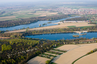 Vue aérienne de Lac de carrière de Streitköpfle à Linkenheim-Hochstetten dans le département Bade-Wurtemberg, Allemagne