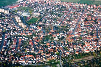 Vue aérienne de Centre-ville vu de l'ouest à le quartier Linkenheim in Linkenheim-Hochstetten dans le département Bade-Wurtemberg, Allemagne