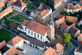 Vue oblique de Église paroissiale Saint-Michel à Rheinzabern dans le département Rhénanie-Palatinat, Allemagne