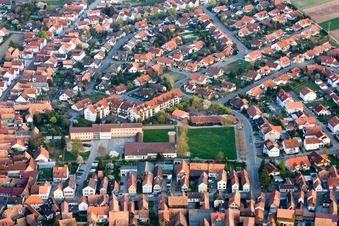 Vue aérienne de Salle des fêtes et école primaire à Rheinzabern dans le département Rhénanie-Palatinat, Allemagne