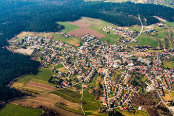 Vue aérienne de Vue d'ensemble de la ville depuis le sud à Schömberg dans le département Bade-Wurtemberg, Allemagne