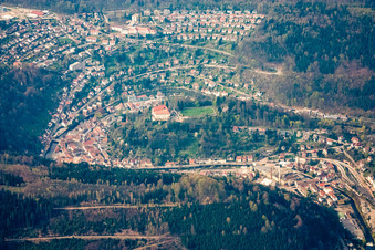 Vue aérienne de Vue de la ville dans la vallée de l'Enz depuis le sud avec le château Neuenbürg à Neuenbürg dans le département Bade-Wurtemberg, Allemagne