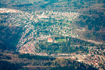 Vue aérienne de Vue de la ville dans la vallée de l'Enz depuis le sud avec le château Neuenbürg à Neuenbürg dans le département Bade-Wurtemberg, Allemagne