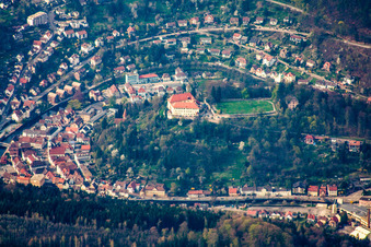 Vue aérienne de Château Neuenbürg à Neuenbürg dans le département Bade-Wurtemberg, Allemagne
