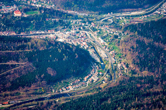 Vue aérienne de Usines de pectine Herbstreith & Fox GmbH & Co. KG dans la vallée de l'Enz à Neuenbürg dans le département Bade-Wurtemberg, Allemagne