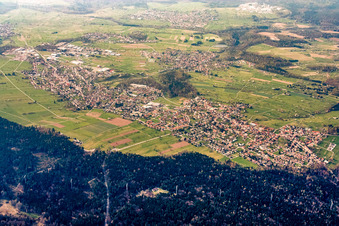 Vue aérienne de Du sud-est à le quartier Conweiler in Straubenhardt dans le département Bade-Wurtemberg, Allemagne
