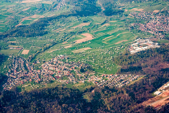 Vue aérienne de Du sud à le quartier Arnbach in Neuenbürg dans le département Bade-Wurtemberg, Allemagne