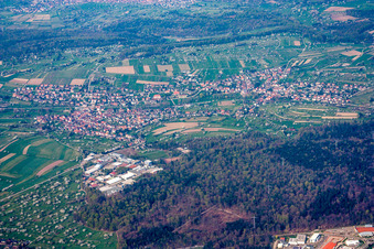Vue aérienne de Du sud au printemps avec des arbres fruitiers en fleurs à le quartier Gräfenhausen in Birkenfeld dans le département Bade-Wurtemberg, Allemagne