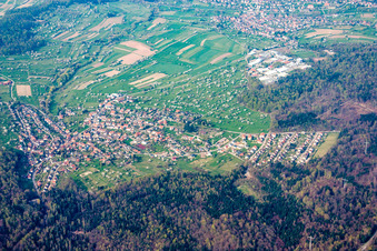Vue aérienne de Du sud à le quartier Arnbach in Neuenbürg dans le département Bade-Wurtemberg, Allemagne