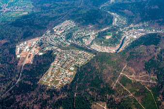 Vue aérienne de Vue de la ville dans la vallée de l'Enz depuis le sud-ouest avec le château Neuenbürg à Neuenbürg dans le département Bade-Wurtemberg, Allemagne