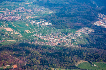 Vue aérienne de Du sud-ouest à le quartier Arnbach in Neuenbürg dans le département Bade-Wurtemberg, Allemagne