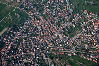 Vue aérienne de Village - Vue à le quartier Ittersbach in Karlsbad dans le département Bade-Wurtemberg, Allemagne