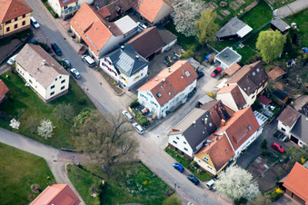 Vue d'oiseau de Longue rue à le quartier Schluttenbach in Ettlingen dans le département Bade-Wurtemberg, Allemagne