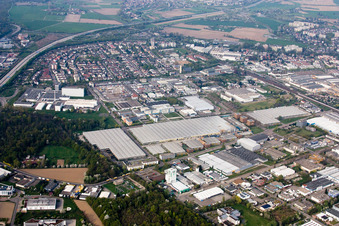 Vue aérienne de Entrepôt de pièces Daimler, entrepôt de verre Mercedes à Ettlingen dans le département Bade-Wurtemberg, Allemagne