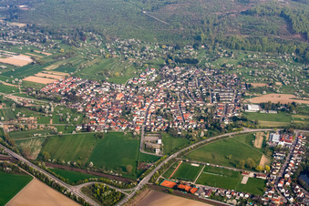 Vue aérienne de De l'ouest à le quartier Ettlingenweier in Ettlingen dans le département Bade-Wurtemberg, Allemagne