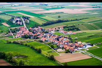 Vue aérienne de Ville vue de l'ouest à Hergersweiler dans le département Rhénanie-Palatinat, Allemagne