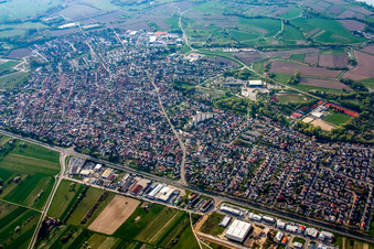Vue aérienne de Du nord-est à le quartier Mörsch in Rheinstetten dans le département Bade-Wurtemberg, Allemagne