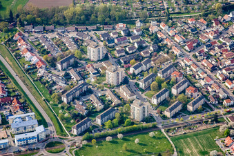 Vue aérienne de Oberfeldstraße depuis l'est à le quartier Forchheim in Rheinstetten dans le département Bade-Wurtemberg, Allemagne