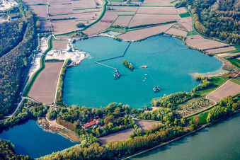 Vue aérienne de Lac de carrière sur le Rhin à Hagenbach dans le département Rhénanie-Palatinat, Allemagne