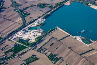Vue aérienne de Lac de carrière de Heidelberg Materials à Hagenbach dans le département Rhénanie-Palatinat, Allemagne