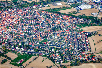 Vue aérienne de Rue de la gare à Hagenbach dans le département Rhénanie-Palatinat, Allemagne