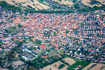 Vue aérienne de Vue de la ville depuis l'ouest à Hagenbach dans le département Rhénanie-Palatinat, Allemagne