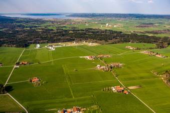 Photographie aérienne de Station terrestre de Raisting et Centre aérospatial allemand (DLR) de Weilheim à Wielenbach dans le département Bavière, Allemagne