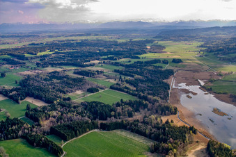 Vue aérienne de Zellsee vu du nord à le quartier Paterzell in Wessobrunn dans le département Bavière, Allemagne