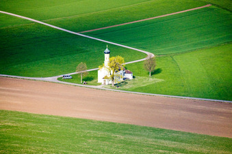 Vue aérienne de Chapelle Saint-Jean-Baptiste à Raisting dans le département Bavière, Allemagne